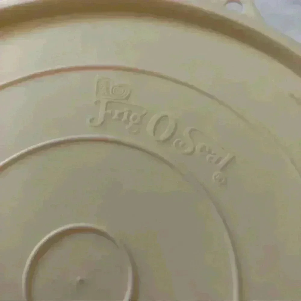 Vintage Tupperware bowl 235-29 in  yellow with Frig-o-Seal replacement lid - Picture 4 of 9